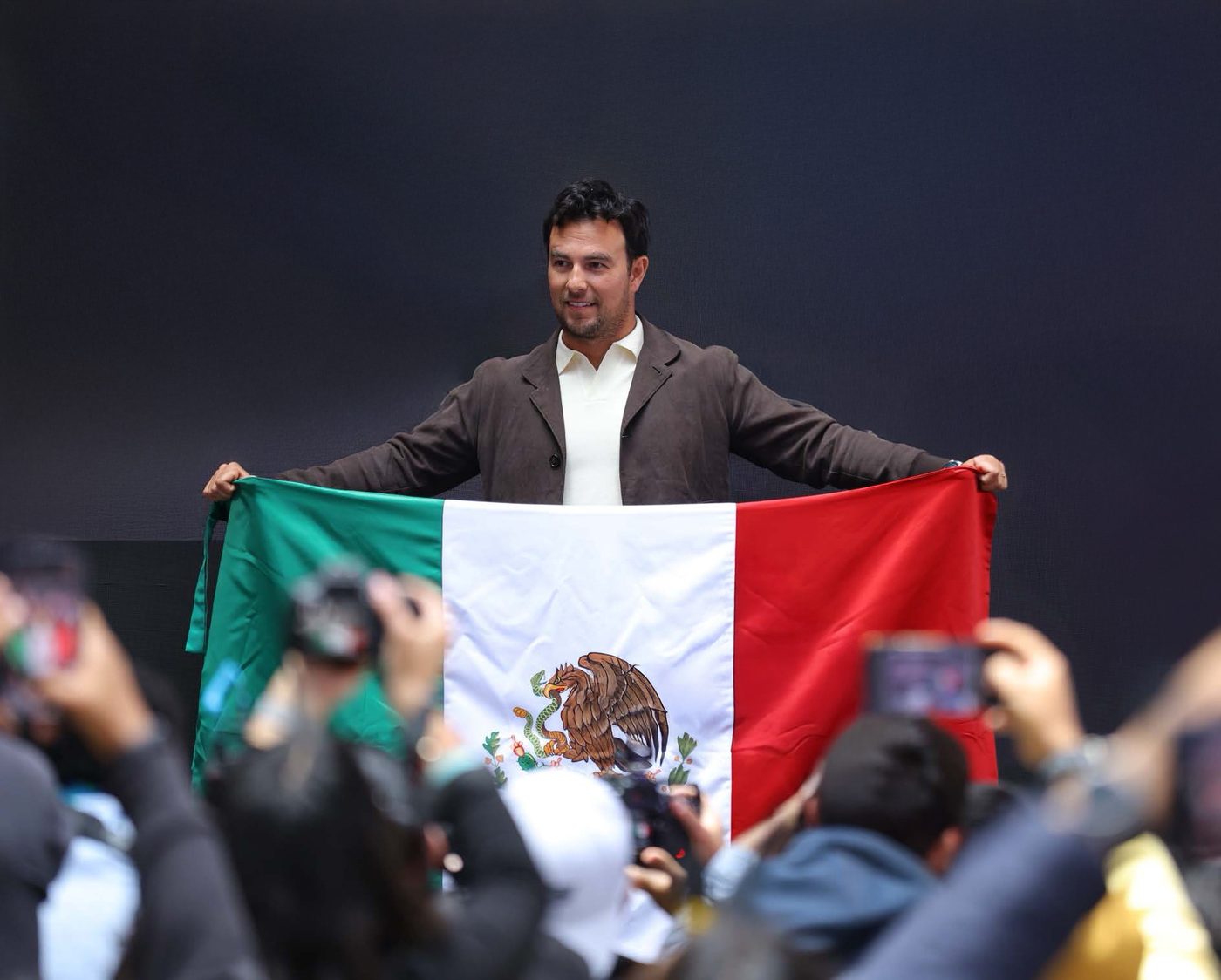 Checo Pérez, piloto de la máxima categoría del automovilismo mundial y Brain-Master® de BRAINZEED